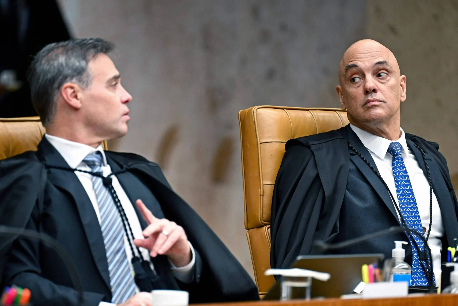 Pedido de vista encerra sessão do STF com críticas à condução do julgamento