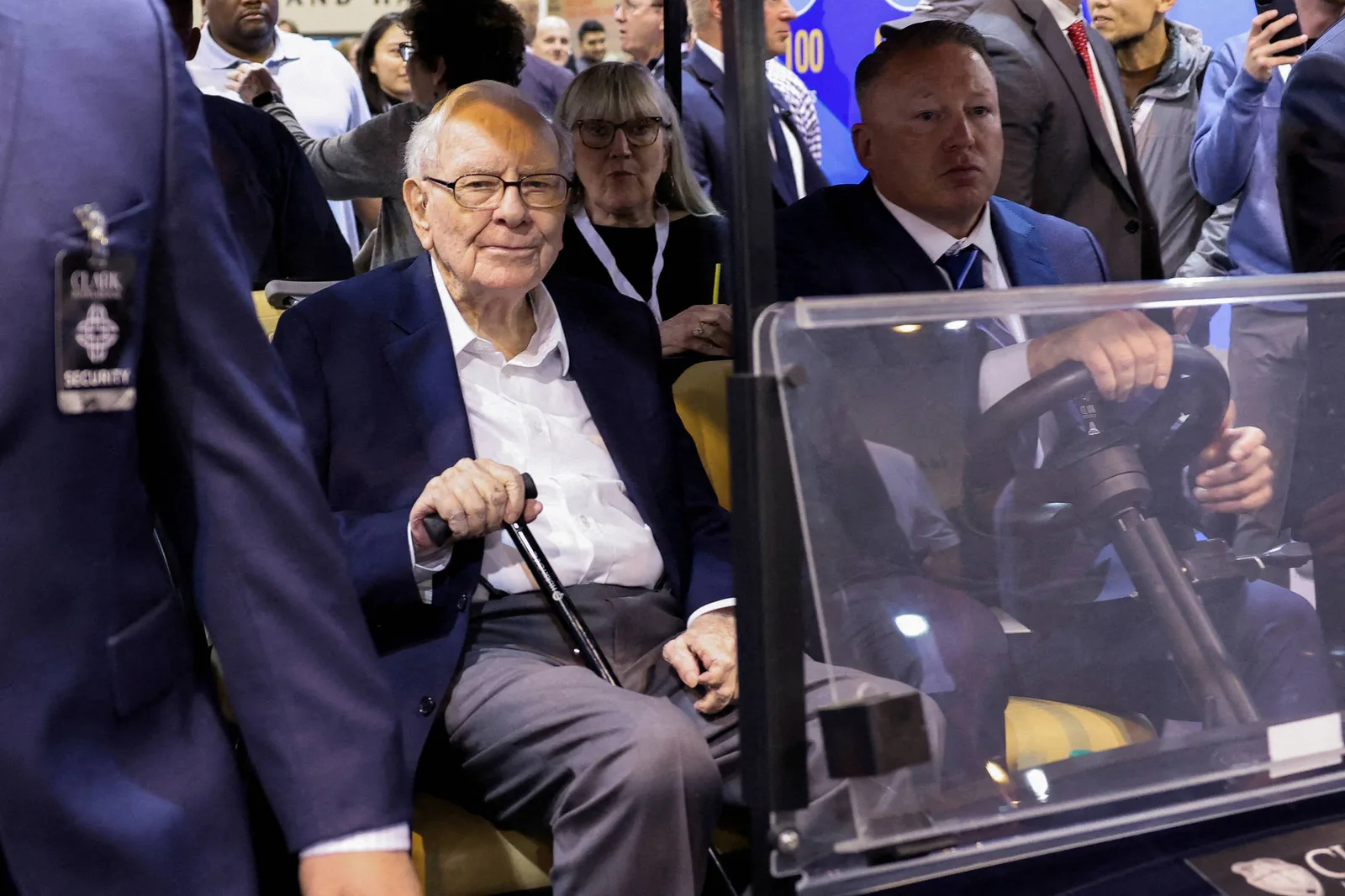 Buffett vira presidente emérito da Berkshire enquanto ações recuam