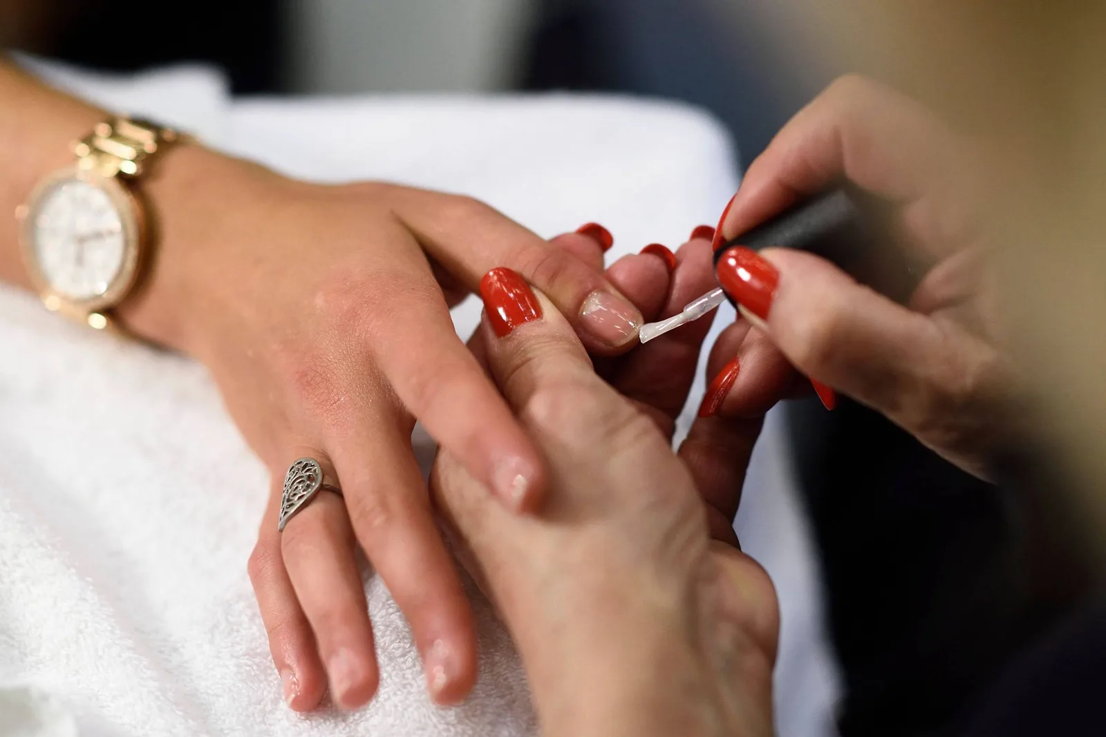 Lúnulas vermelhas nas unhas podem acompanhar doenças, mas não fecham diagnóstico