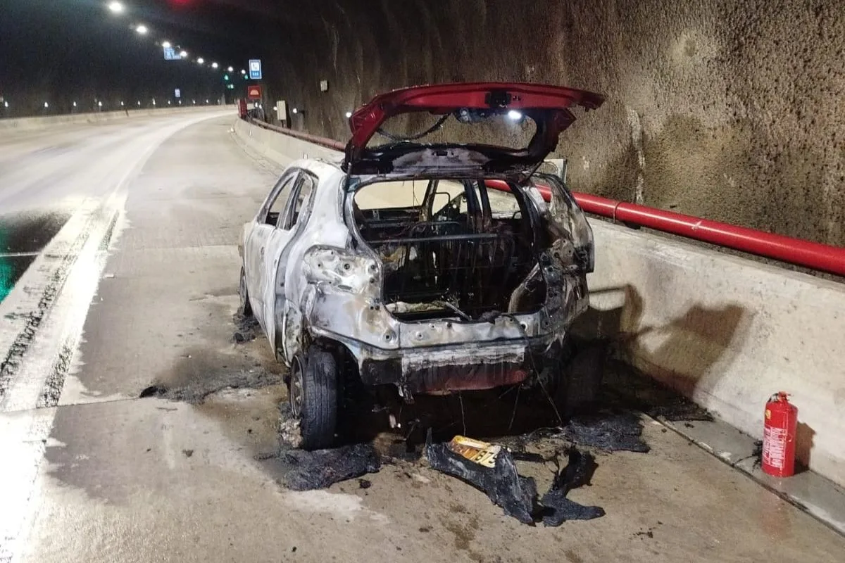 Incêndio em carro interdita trecho da Tamoios em Caraguatatuba