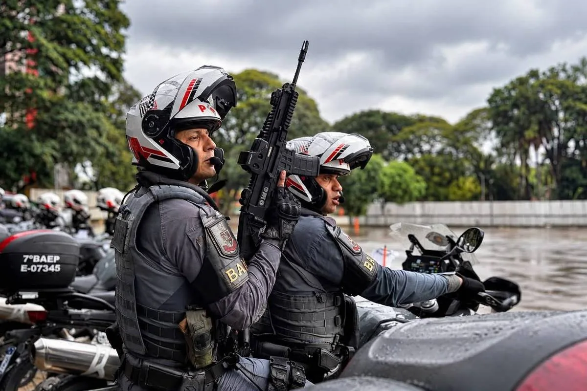 Batalhão de motos da PM de São Paulo paga extra a parte dos agentes