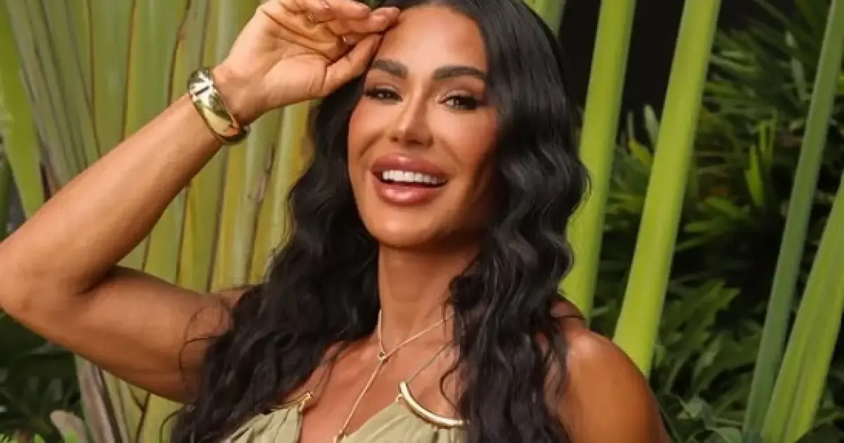 Gracyanne Barbosa leva ovos ao alto da casa contra chuva no festival