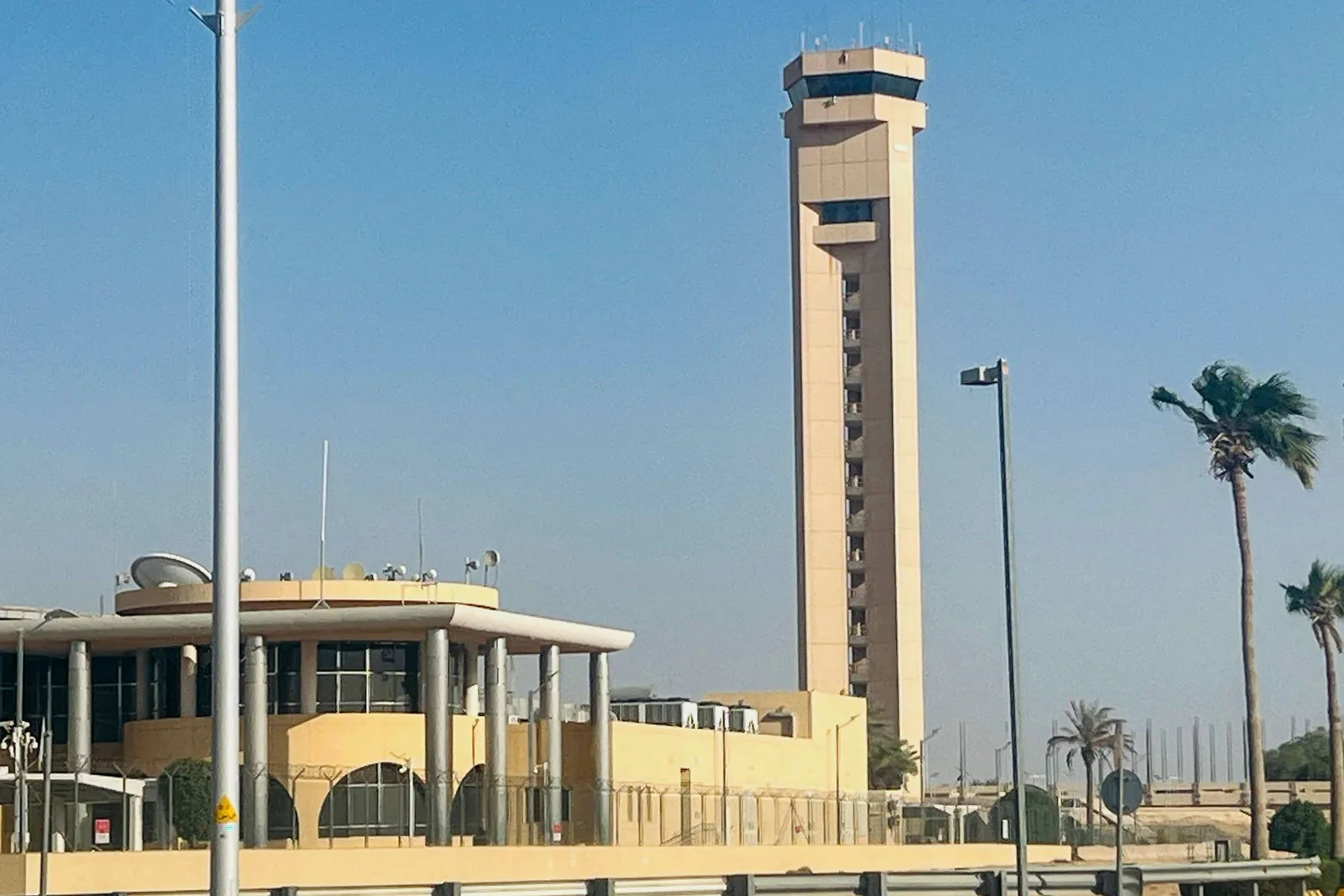 Explosão interrompe operações no aeroporto internacional de Riad