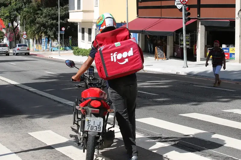 TST atribui ao iFood responsabilidade subsidiária por dívidas de entregador