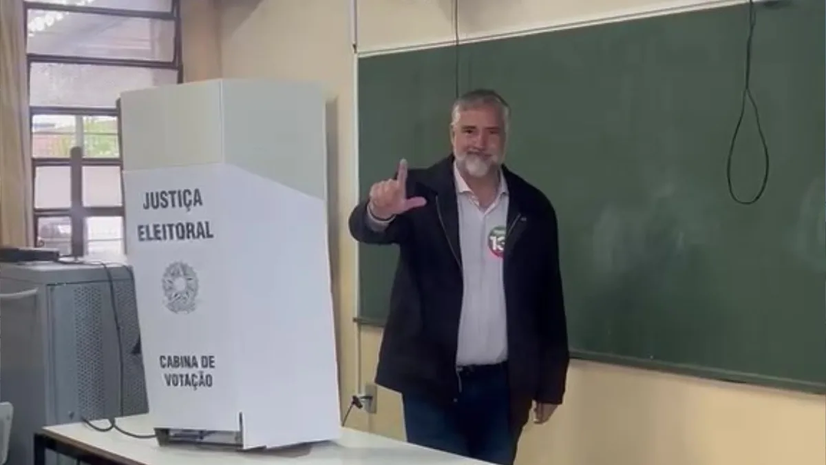 Paulo Pimenta destaca diálogo político após votar em Santa Maria
