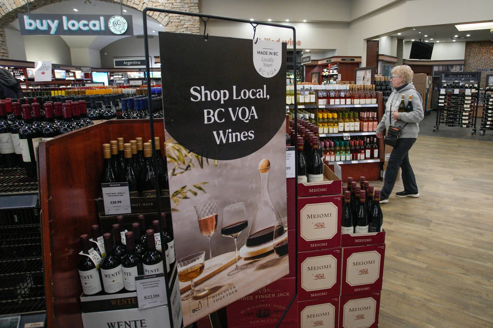 EUA barram bebidas alcoólicas e derivados de leite do Canadá