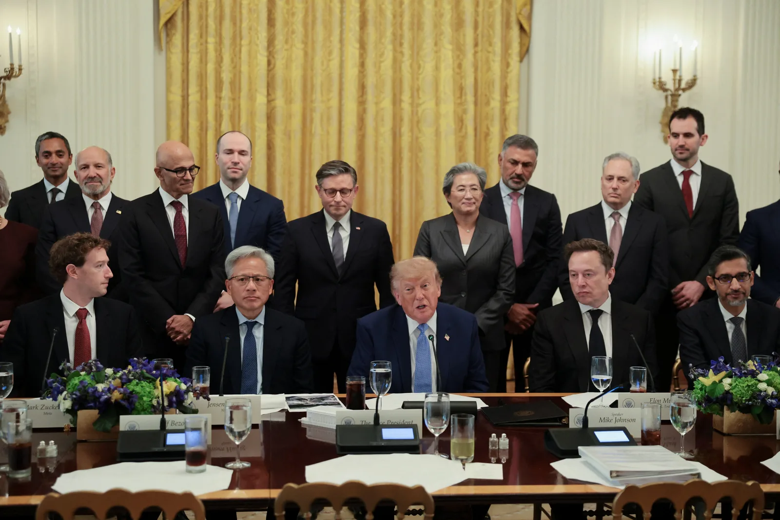 Trump anuncia comunicado após reunião com líderes de empresas de IA