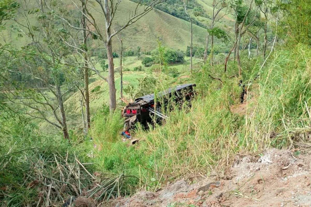 Ônibus particular que seguia para Aparecida deixa cinco mortos em Cruzeiro