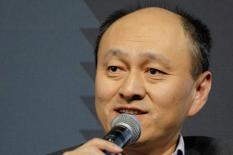 Automação e competição interna sustentam avanço industrial chinês, diz Li