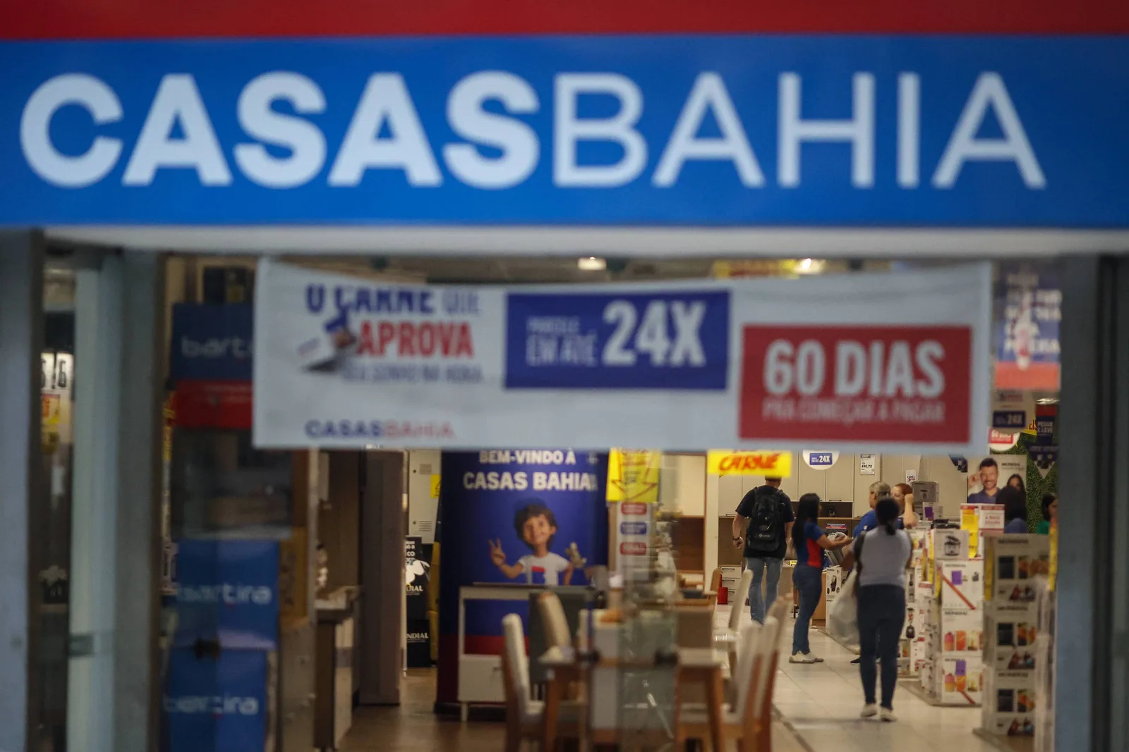 Ex-funcionários da Casas Bahia relatam atraso em FGTS e verbas rescisórias