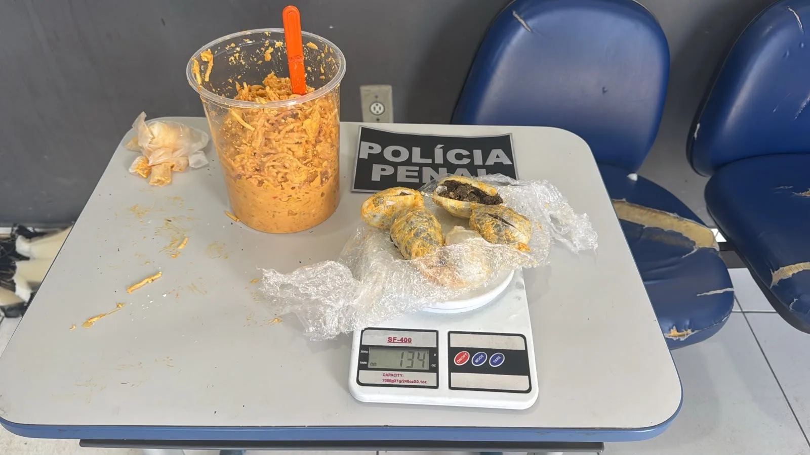 Revista encontra pacotes de cocaína e maconha em comida levada a presídio baiano
