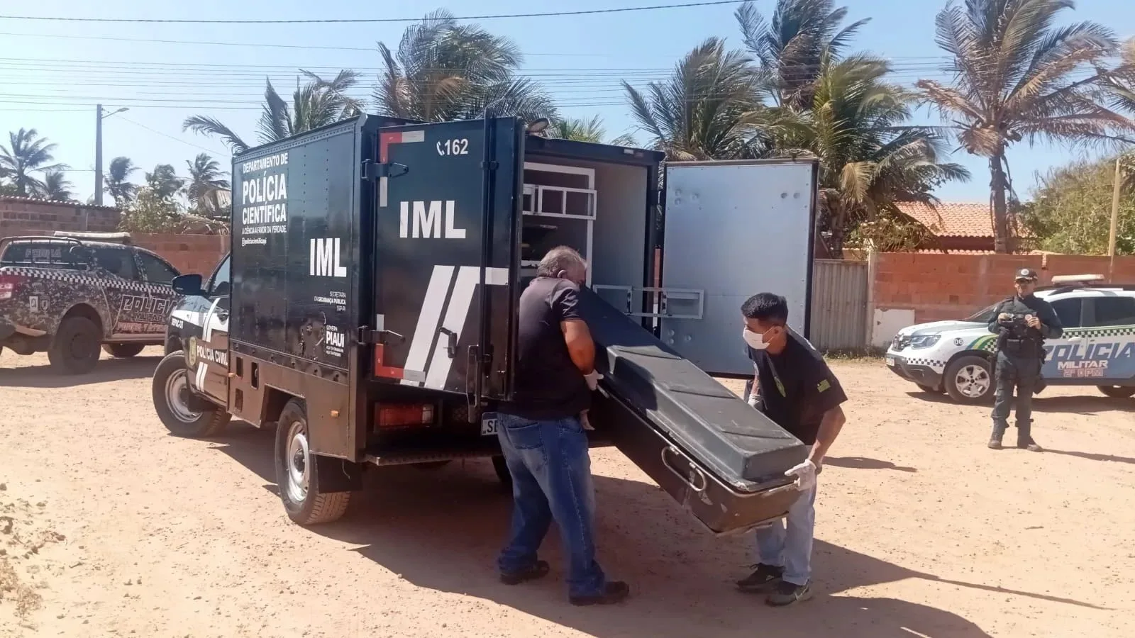 Homem que trabalhava como flanelinha é morto a tiros e facadas no Piauí