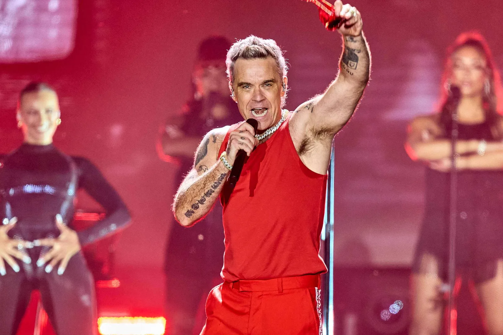 Robbie Williams volta a São Paulo com repertório de hits e covers