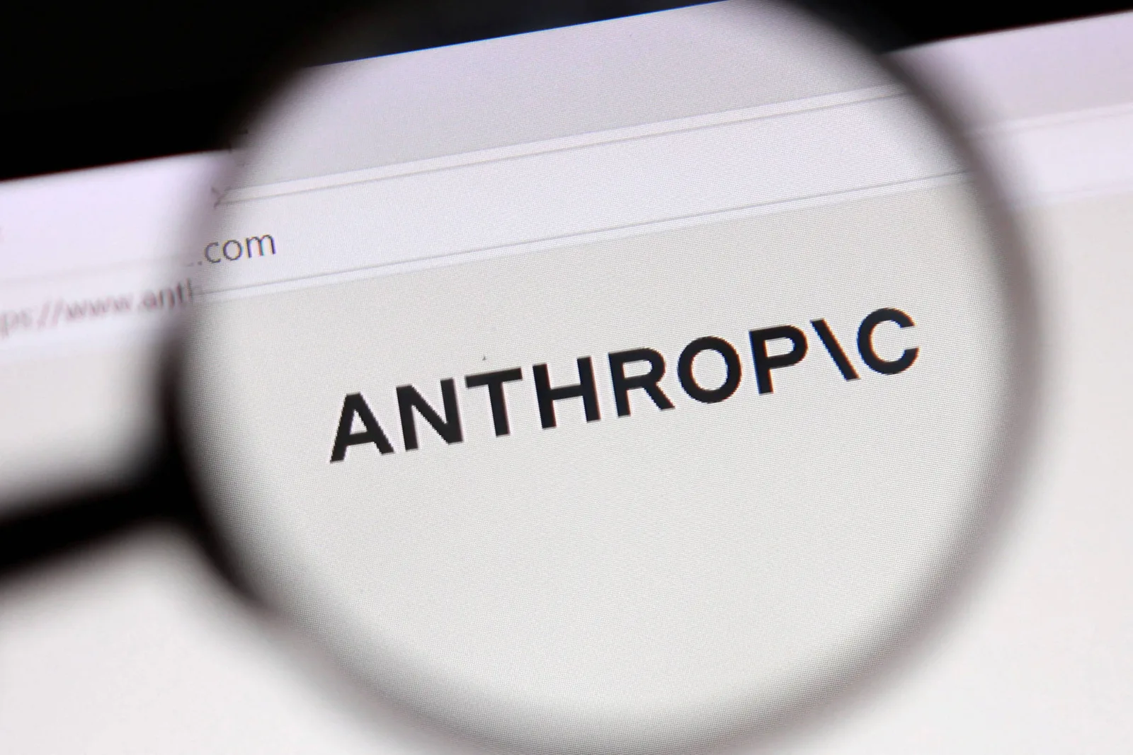 Anthropic relata uso de Claude em armas, espionagem e vigilância