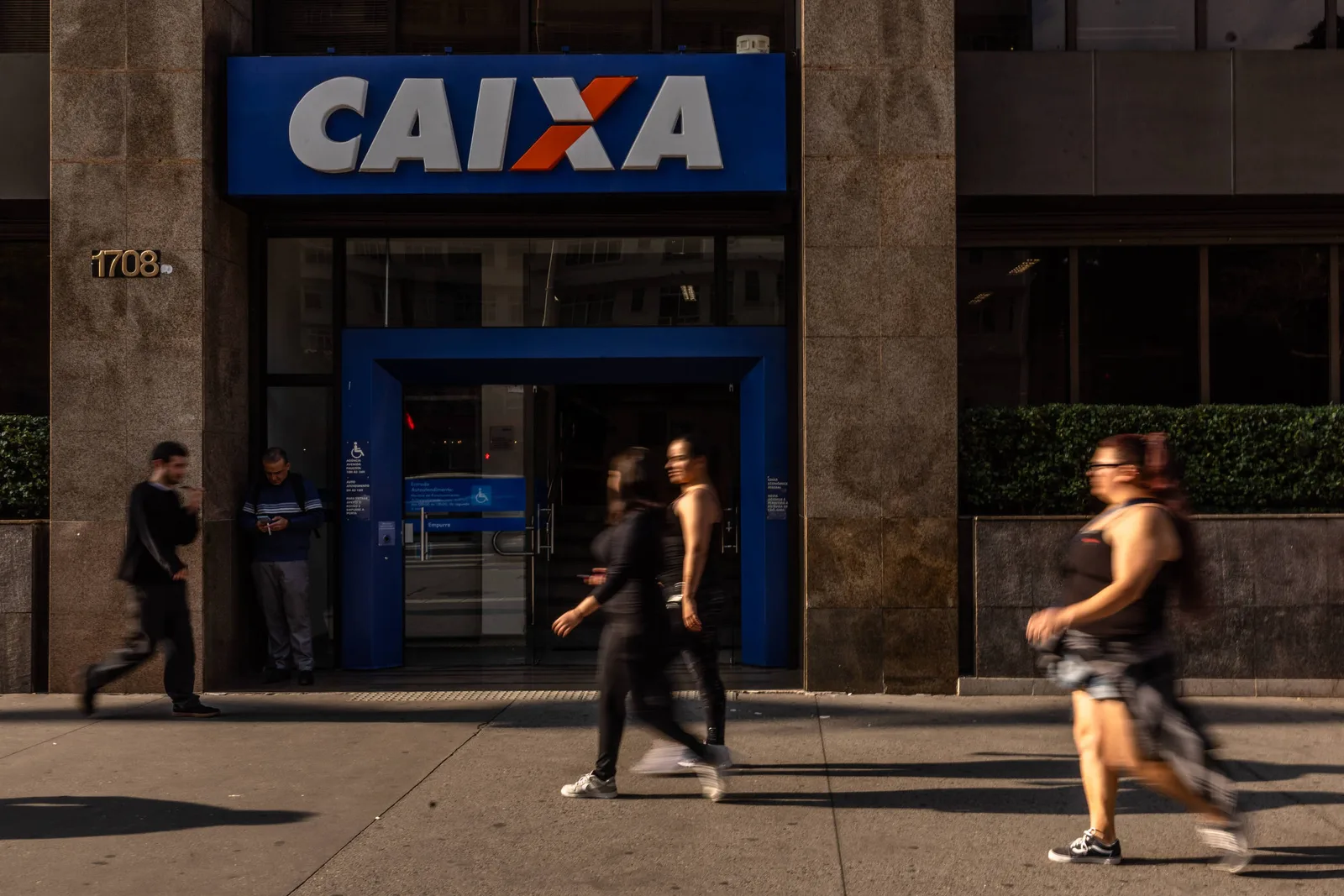 Plano de saúde provoca greve na Caixa e adesão parcial no Banco do Brasil