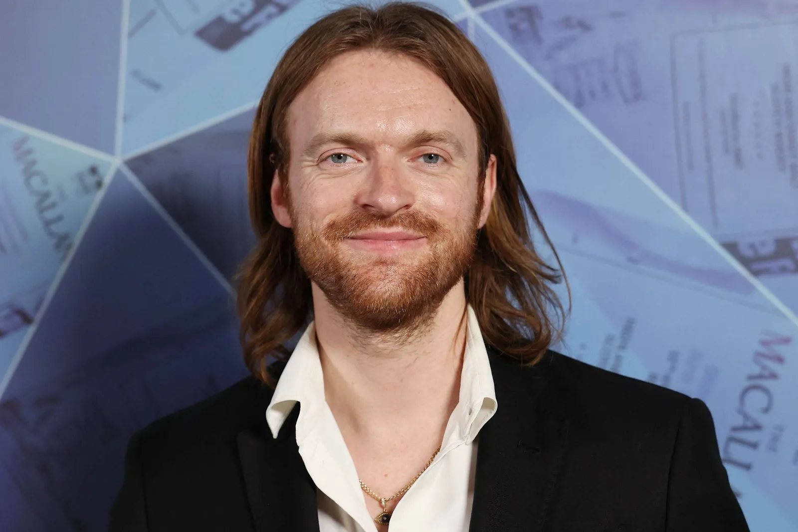 Finneas deixa turnê de Ed Sheeran após saída de Macklemore