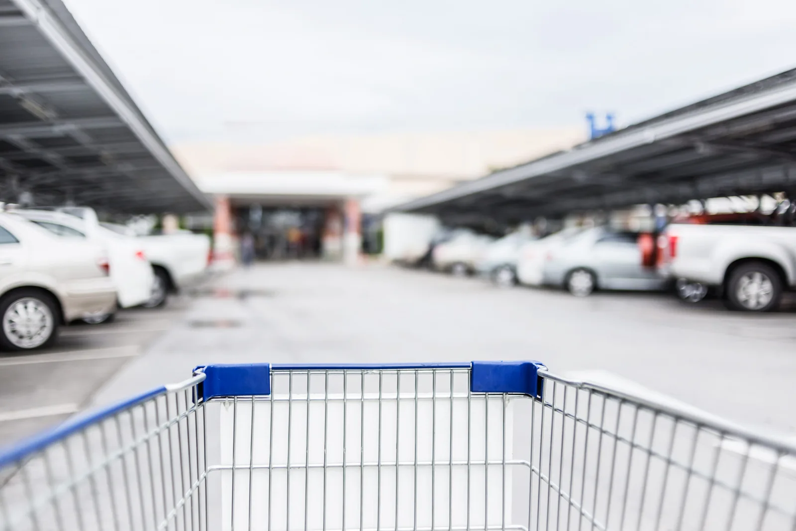 TJ-SP mantém indenização a cliente levado à força de estacionamento de supermercado