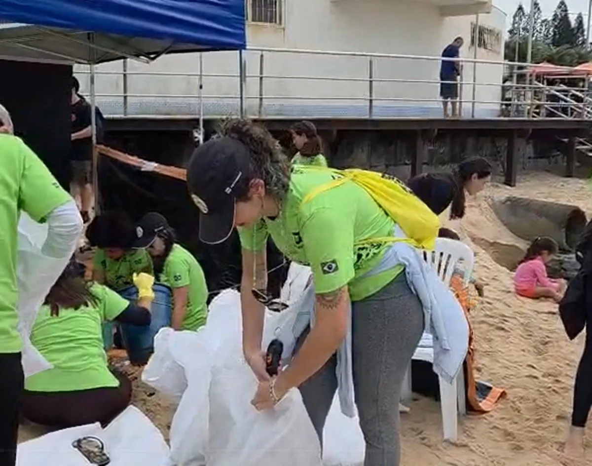 Mutirão na Praia dos Cavaleiros reúne resíduos e promove educação ambiental