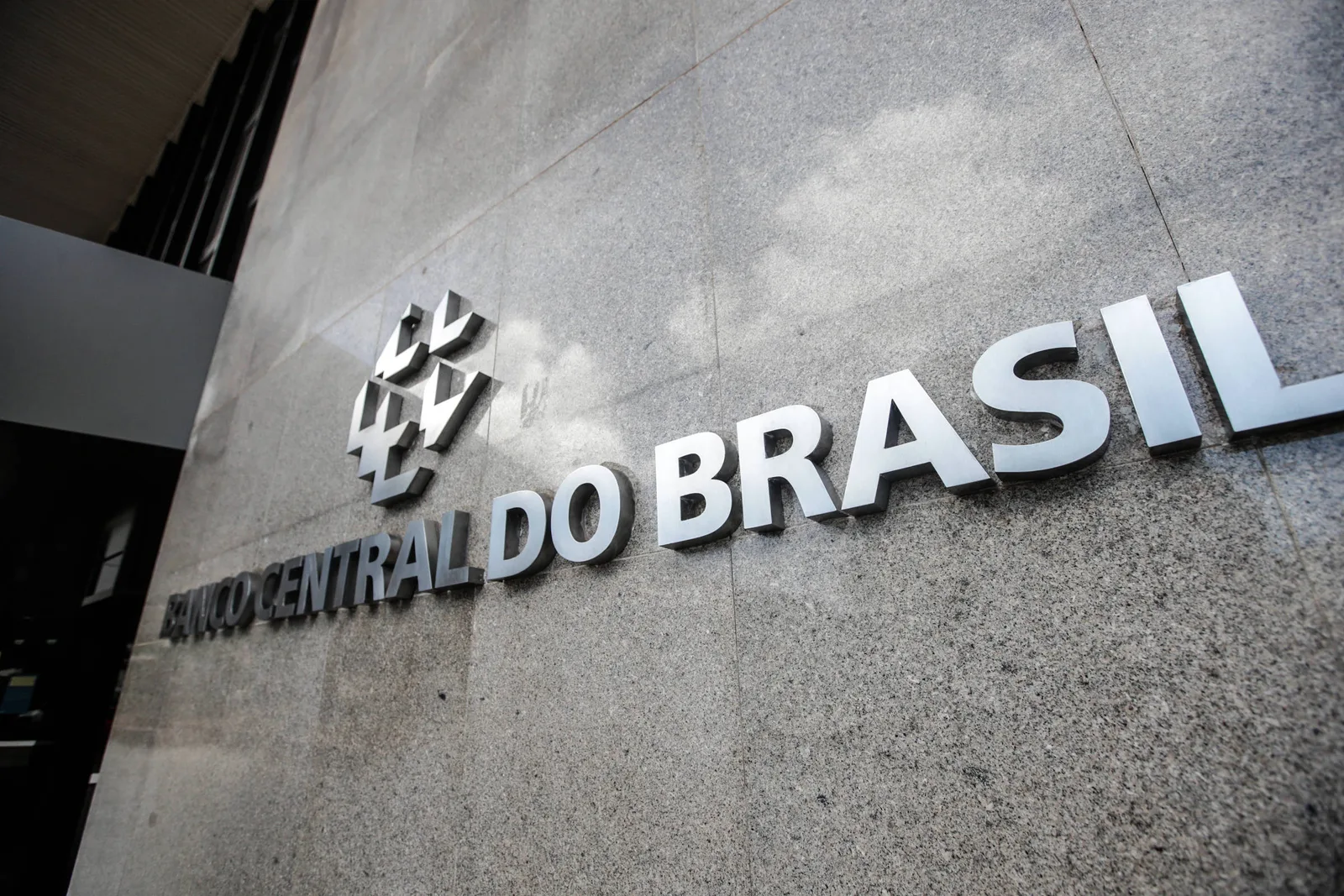 Focus volta a projetar inflação abaixo de 5% após alta registrada em junho
