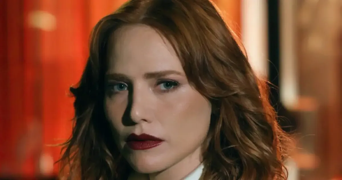 Adriana surge ruiva e com vestido de marca de Sasha em nova fase da novela