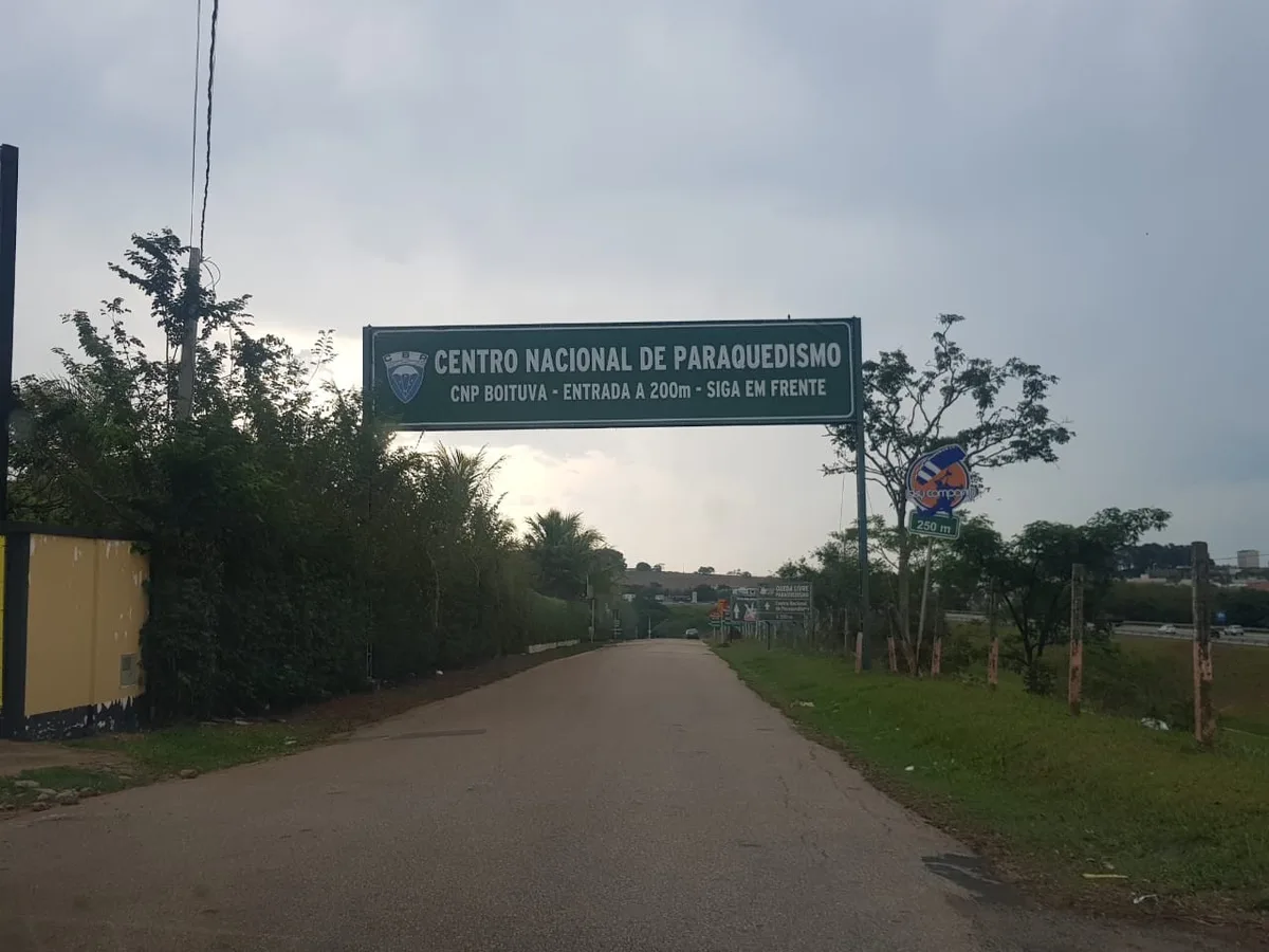 Rajadas de vento levam centro de Boituva a suspender lançamentos de paraquedas