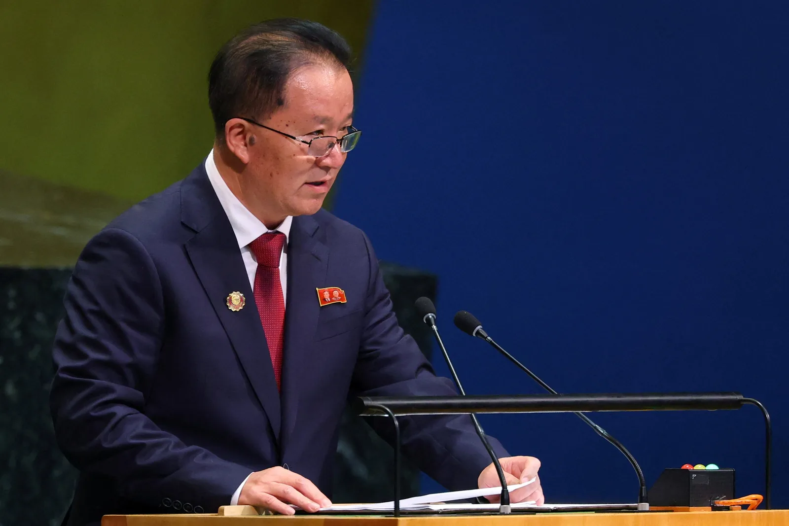 Diplomata norte-coreano usa broche de antigos líderes em discurso na ONU