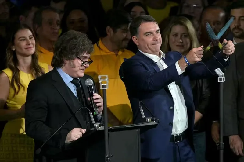 Modelo apoiado por Flávio Bolsonaro faz pobreza crescer na Argentina de Milei