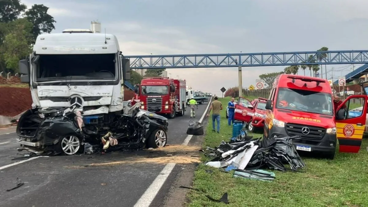 Motorista morre após carro cruzar canteiro e bater contra carreta em Paulínia