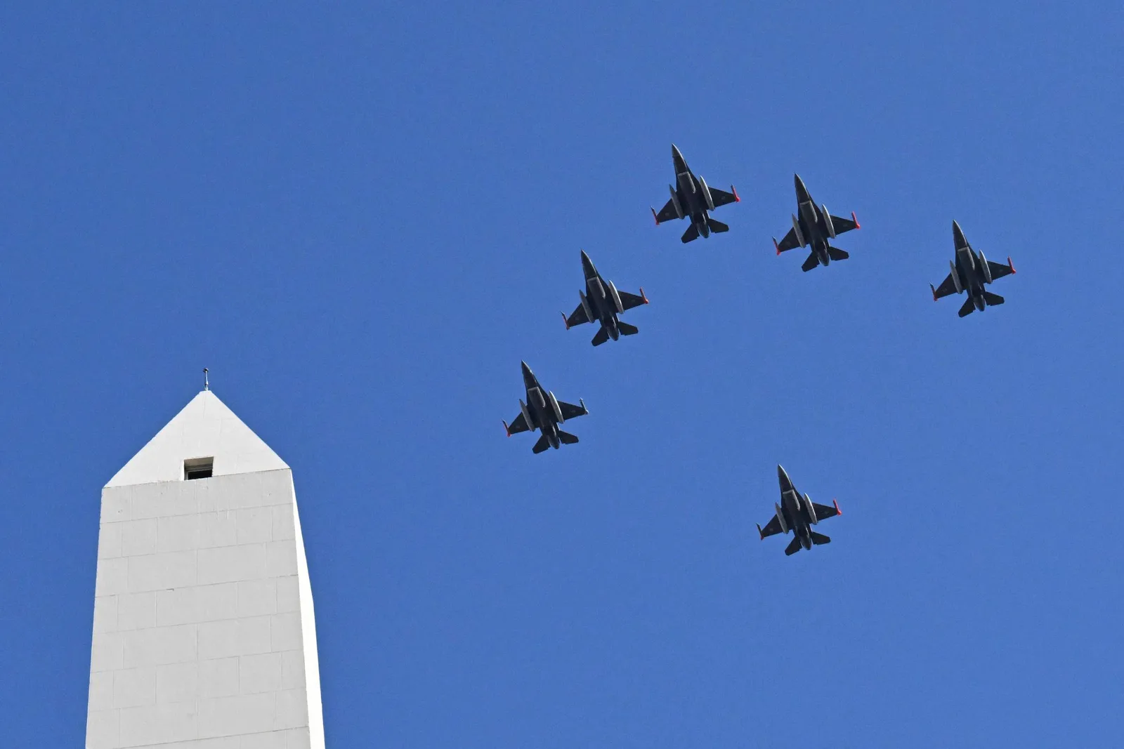 Milei amplia compras militares da Argentina com apoio de Trump