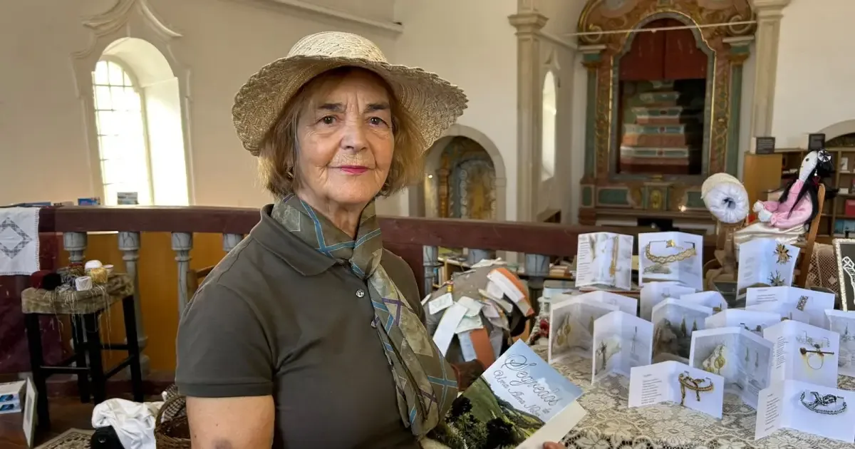 Em Óbidos, Natália Santos transforma bilros em joias acompanhadas de poemas