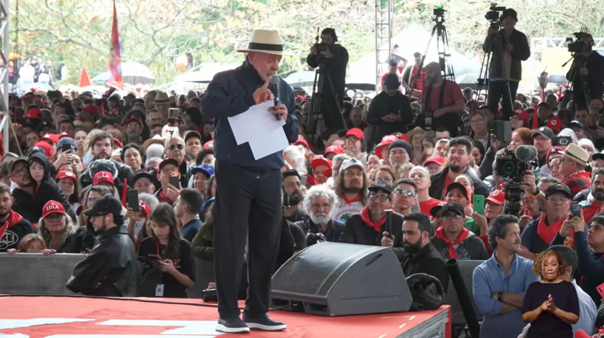 Em Florianópolis, Lula promete encerrar bets e critica Flávio Bolsonaro