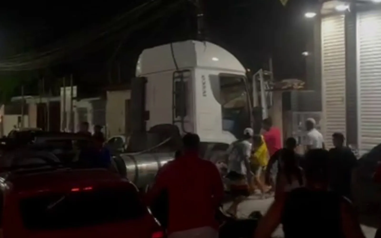 Motorista é baleado e perde controle de carreta em Nossa Senhora do Socorro
