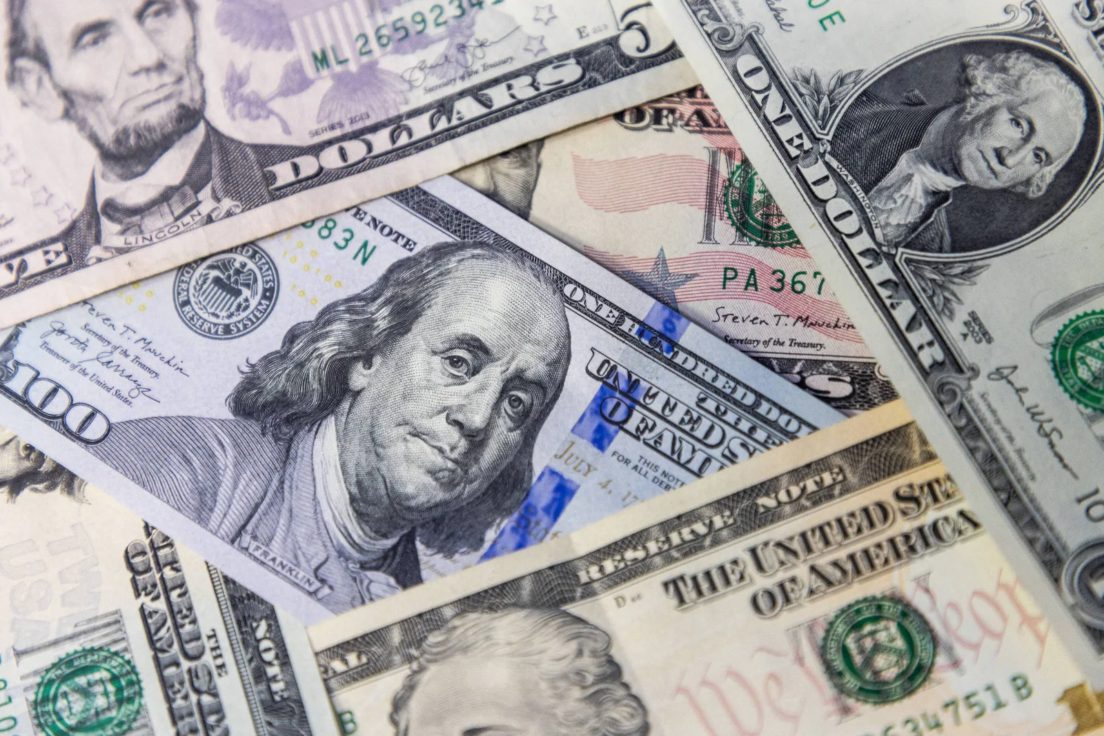 Dólar sobe após dados dos EUA, enquanto Ibovespa encerra a semana em alta