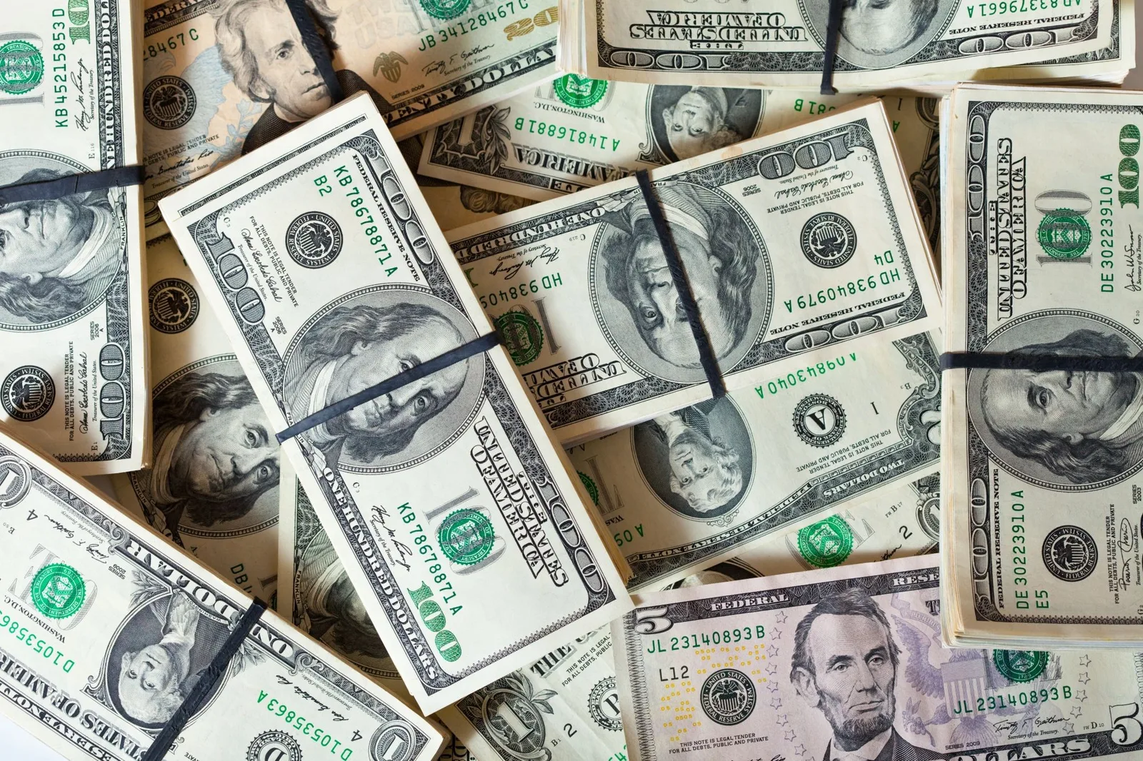 Petróleo e decisões de juros pressionam dólar na abertura