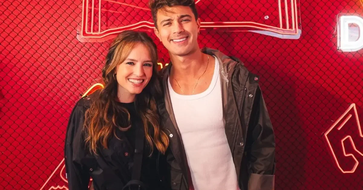 Larissa Manoela e André Luiz Frambach relatam rotina ao ensaiar peça em casa