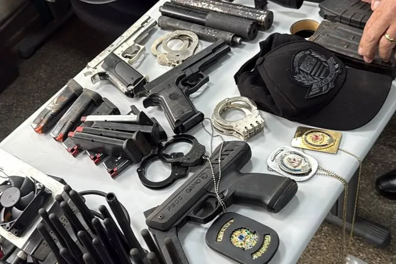 Deic encontra armas e itens policiais em ferro-velho na Vila Matilde