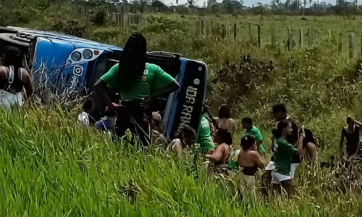 Três passageiros precisam de regulação após ônibus tombar em área de mata