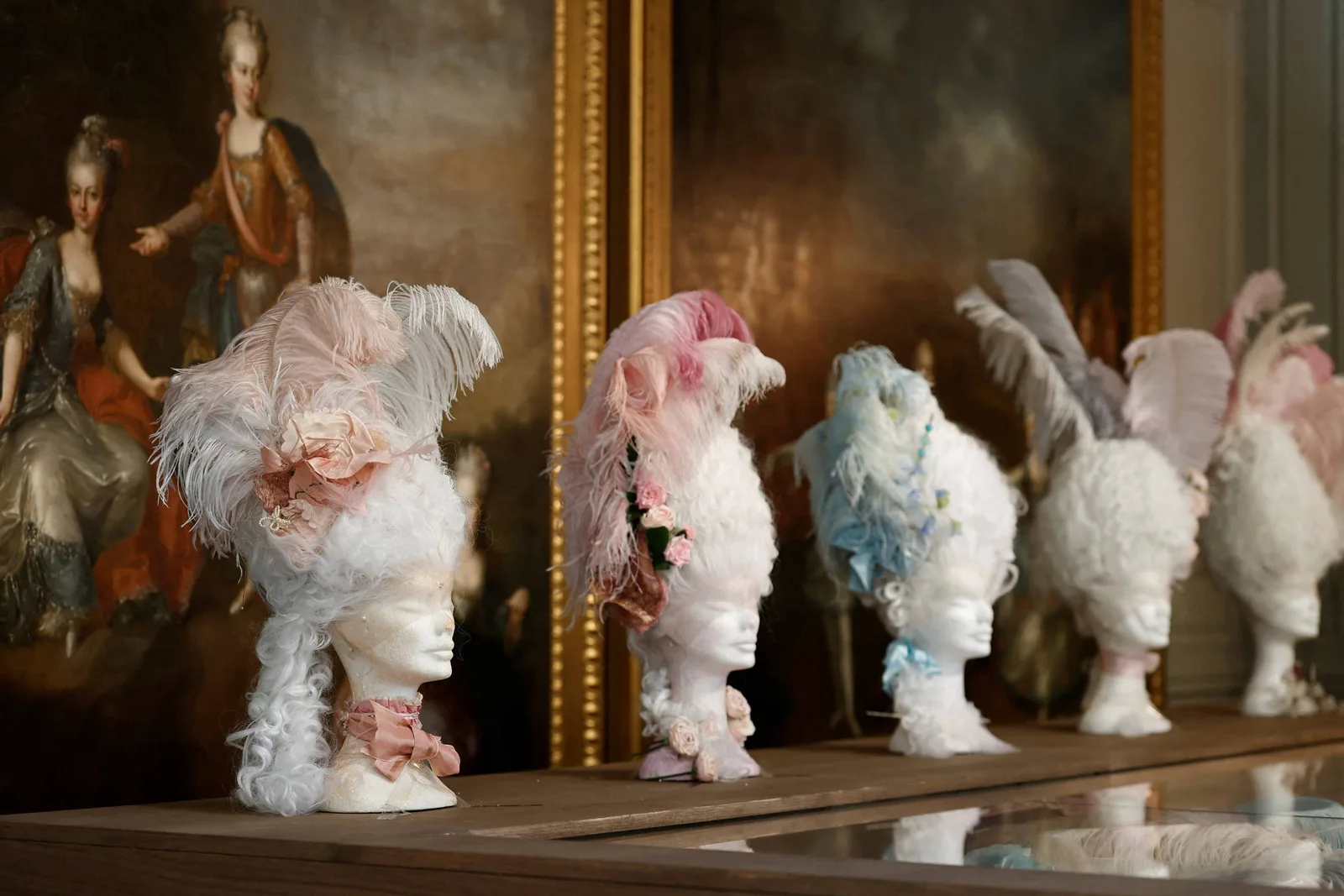 Versalhes reúne figurinos de “Maria Antonieta” em mostra pelos 20 anos do filme