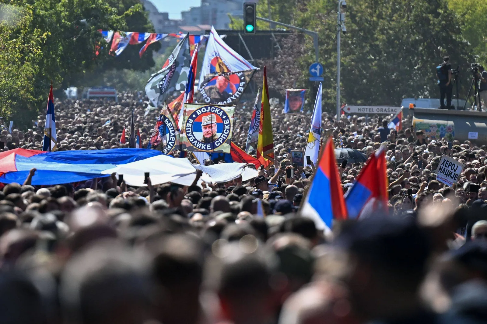 Funeral de Ratko Mladic em Belgrado mobiliza apoiadores e provoca reação da União Europeia