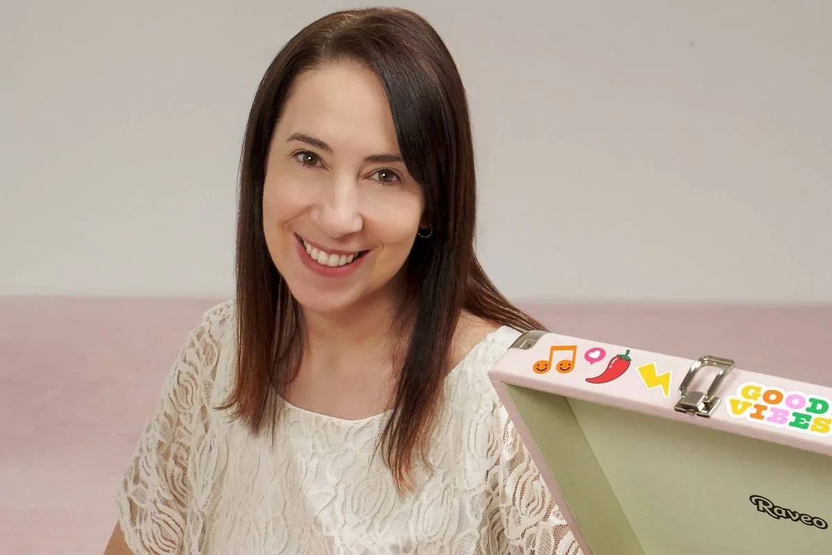 Paula Pimenta afirma que passou a considerar diversidade em seus livros