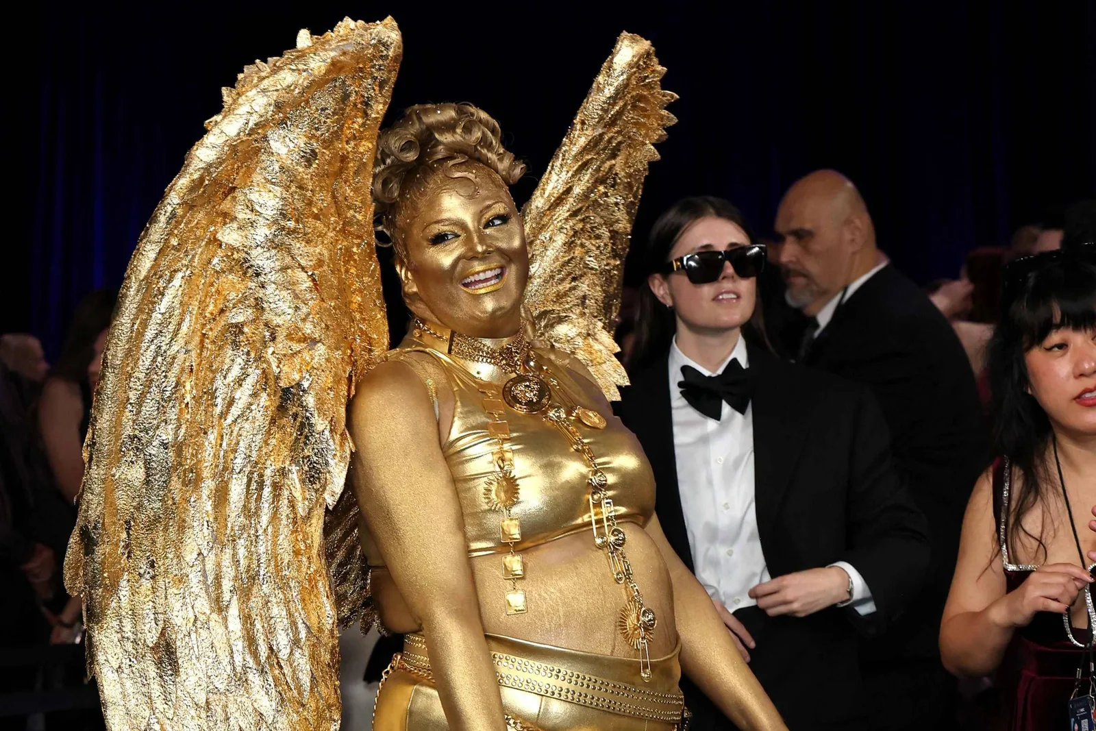 Megan Stalter chega ao Emmy vestida como uma estatueta