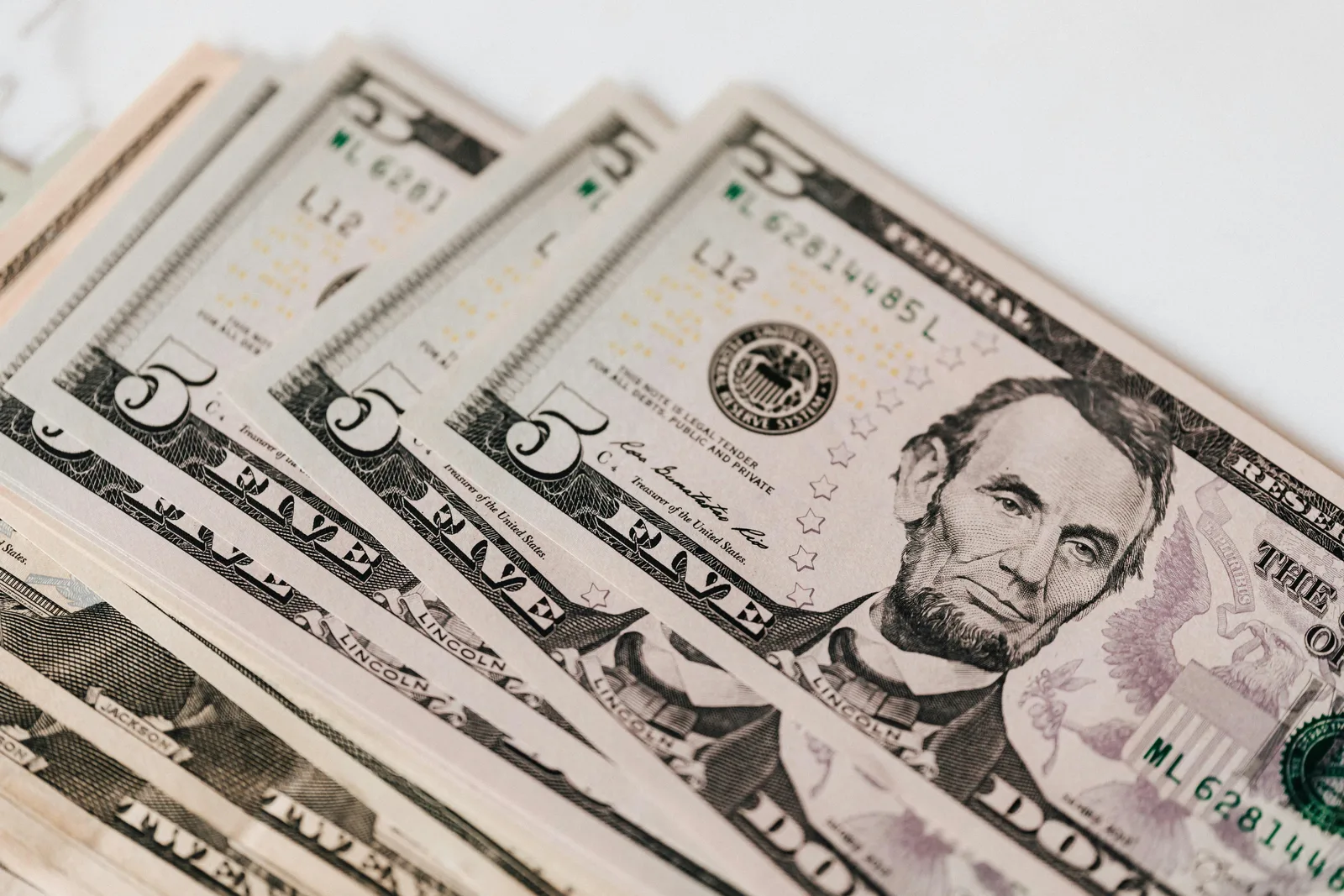 Dólar sobe e Bolsa recua com atenção a inflação e petróleo
