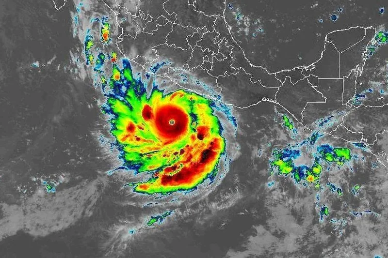 Polo se aproxima da costa mexicana com chuvas e ondas de até 9 metros
