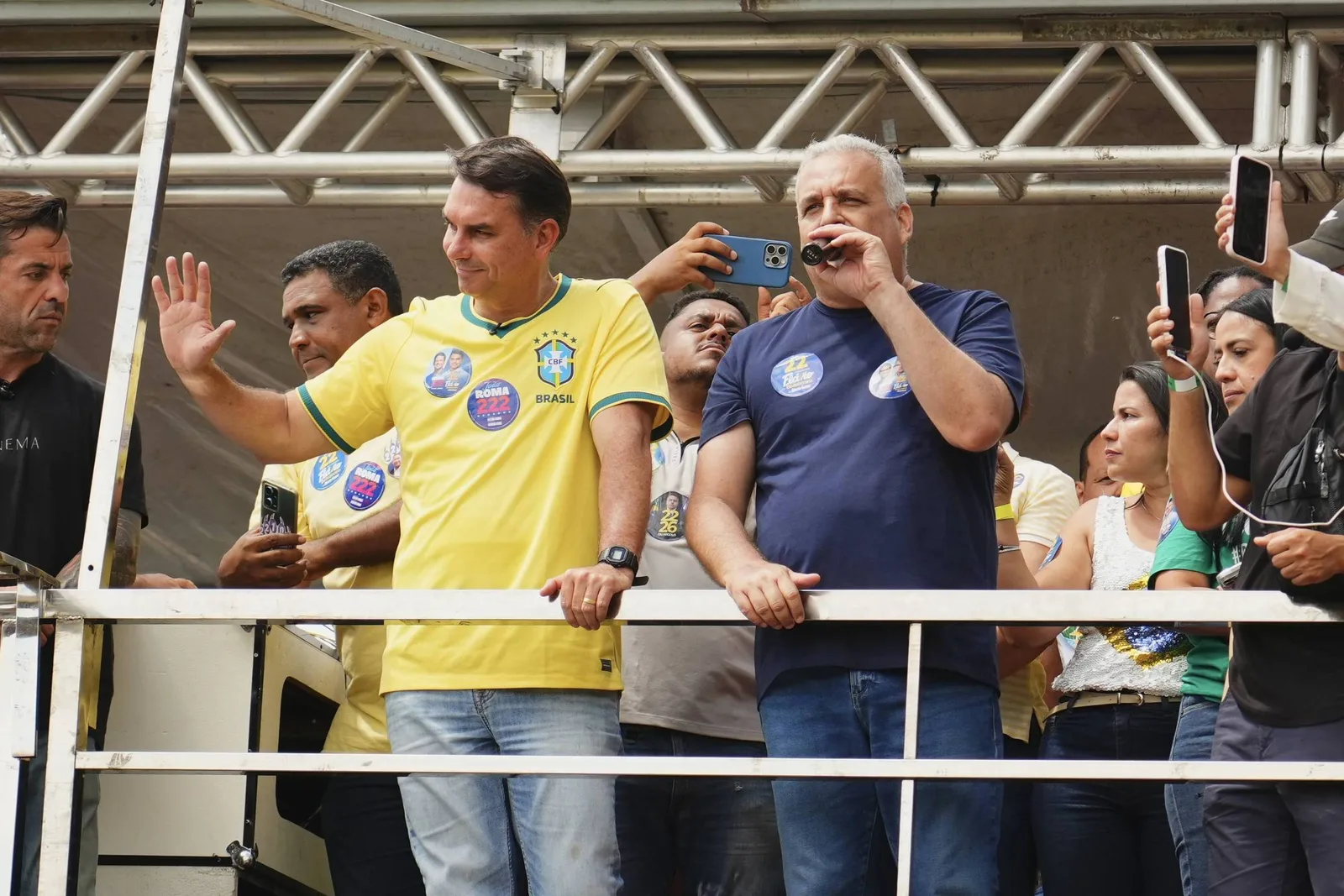Flávio Bolsonaro promete manter Bolsa Família e questiona reajuste de 15,04%