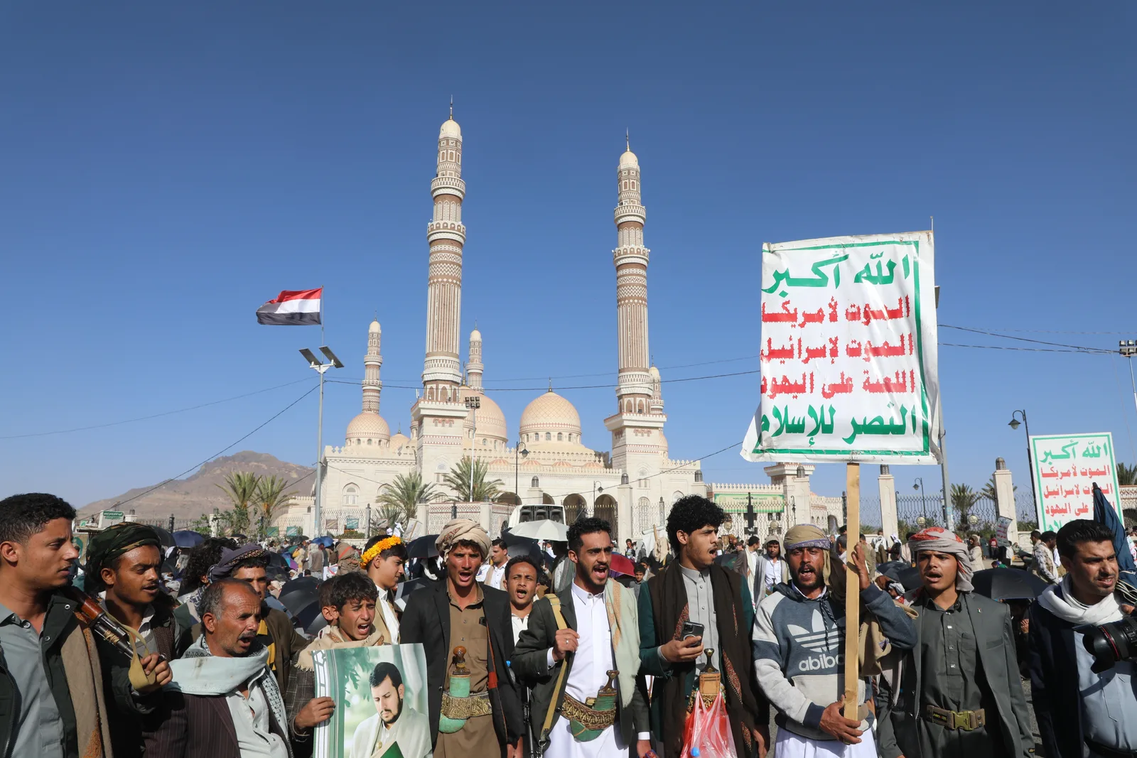 Aeroporto de Riad continua fechado após novos ataques no conflito com houthis
