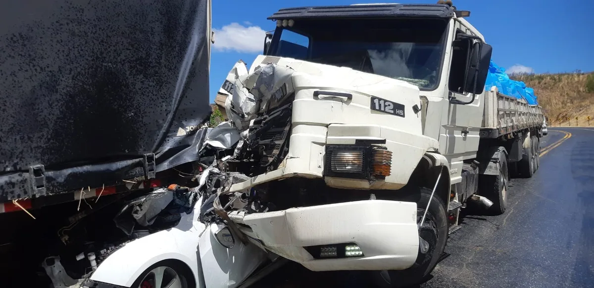 Freio desregulado causa colisão que destrói carro na Serra de Francisco Sá