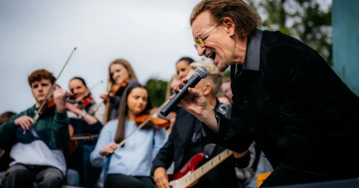 U2 retorna à escola de Dublin para show que marca cinco décadas
