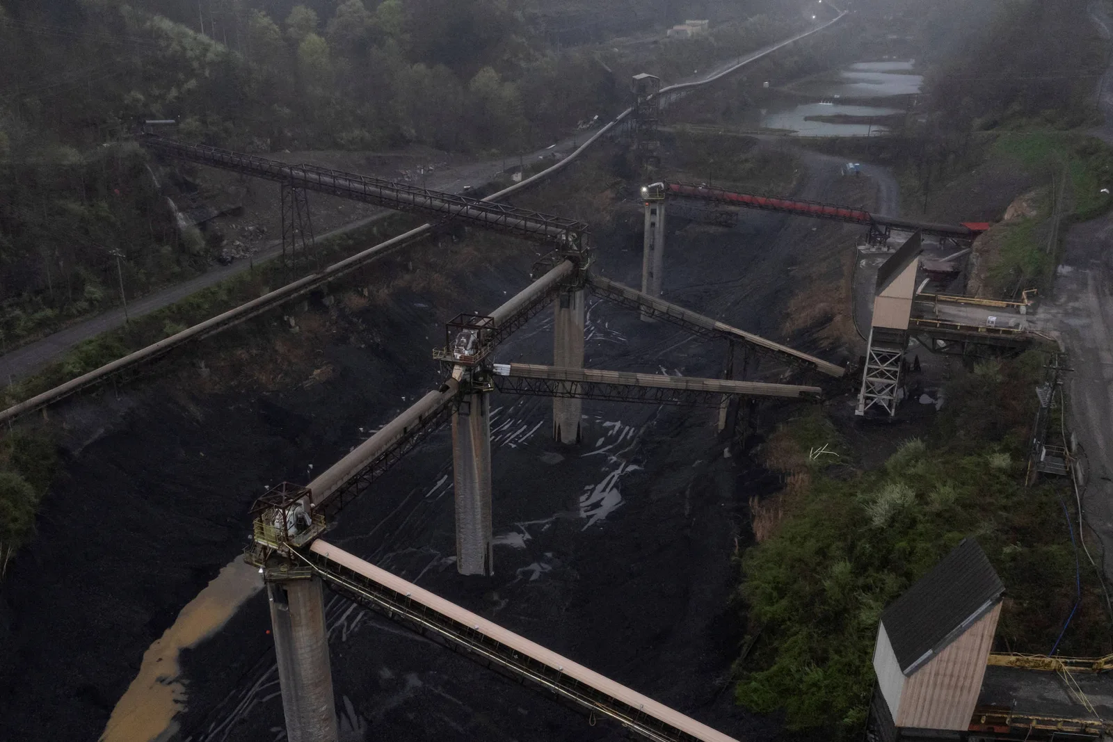 Administração Trump revoga limites de CO2 para usinas a carvão e gás