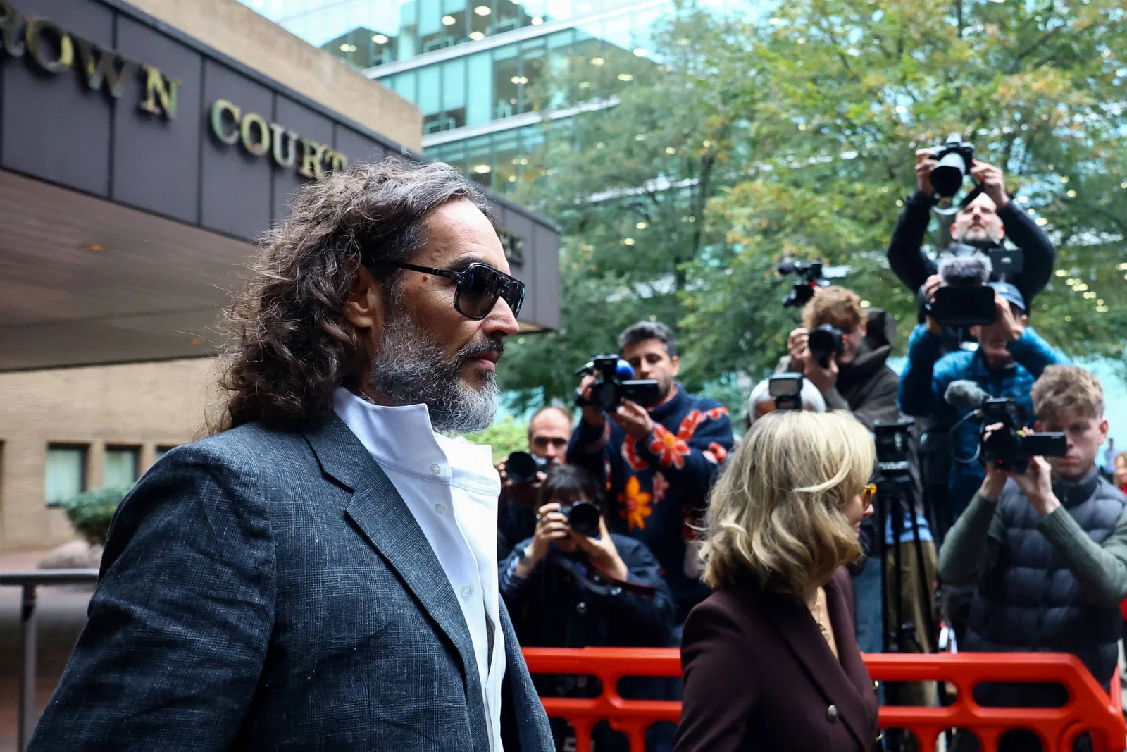 Russell Brand começa a ser julgado no Reino Unido por sete acusações