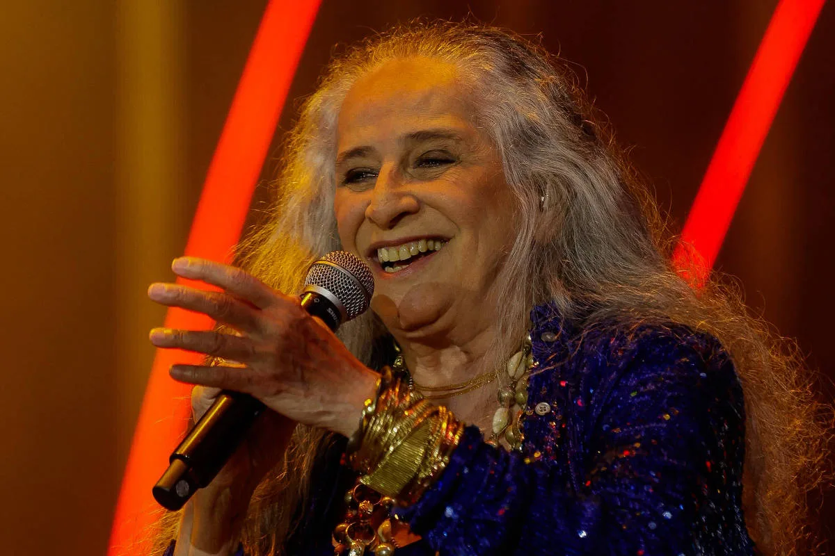 Maria Bethânia surpreende público do Coala Festival com clima descontraído